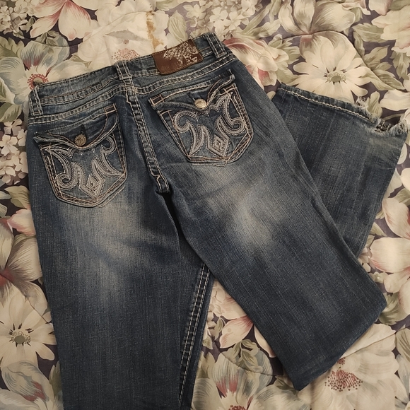 Buckle Blue Jeans with Embroidered Back and Distressed Wash - Picture 5 of 7